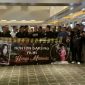 Keluarga besar Polres Bangkalan pose bersama setelah selesai Nobar di Bioskop Galaxi XXI Kota Surabaya
