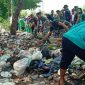 Terlihat anggota Koramil Socah juga ikut terlibat membersihkan tumpukan sampah di JL. Raya Socah 