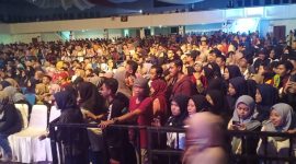 Suasan di Gedung Pertemuan UTM sebelum Sheila On 7 Tampil