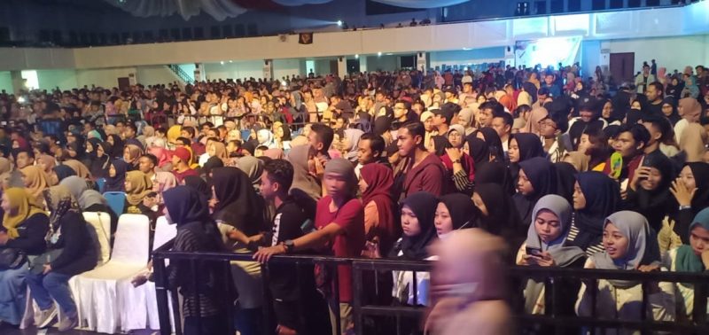 Suasan di Gedung Pertemuan UTM sebelum Sheila On 7 Tampil