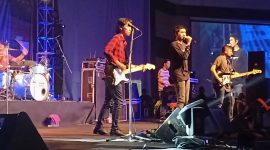 Duta Sheila On 7 saat menyanyikan lagunya