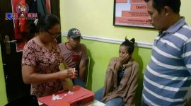 Pelaku INY saat diamankan di Mapolsek Blega, Bangkalan.