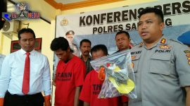 Dua tersangka AZ dan SH, didampingi Kapolres Sampang (AKBP Didit Bambang Wibowo Saputra) saat konferensi pers pencurian sapi.
