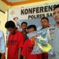 Dua tersangka AZ dan SH, didampingi Kapolres Sampang (AKBP Didit Bambang Wibowo Saputra) saat konferensi pers pencurian sapi.