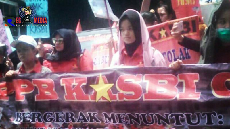 Kongres Aliansi Serikat Buruh Indonesia (KASBI) saat melakukan aksi demo didepan kantor Walikota Cimahi.
