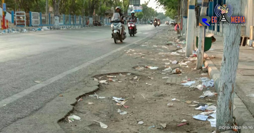 Pasca Pawai Budaya, Sampah Berserakan di Sepanjang Jalan Kota Sampang