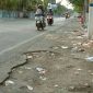 Tampak sampah berserakan di pinggir dua sisi jalan.