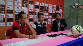 Pelatih Madura United Coach Rosiman (tengah) didampingi salah satu pemainnya Slamet Nur Cahyo (kiri), saat konferensi pers usai laga.