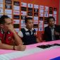 Pelatih Madura United Coach Rosiman (tengah) didampingi salah satu pemainnya Slamet Nur Cahyo (kiri), saat konferensi pers usai laga.