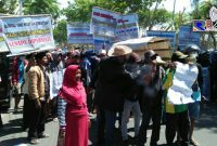 Ribuan masyarakat Desa Banjar Talela tengah melakukan aksi unjuk rasa didepan kantor Pemkab Sampang.