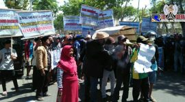 Ribuan masyarakat Desa Banjar Talela tengah melakukan aksi unjuk rasa didepan kantor Pemkab Sampang.