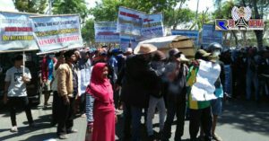 Ribuan Masyarakat Desa Banjar Talela Demo Ke Kantor Pemkab Sampang