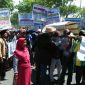 Ribuan masyarakat Desa Banjar Talela tengah melakukan aksi unjuk rasa didepan kantor Pemkab Sampang.