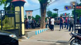 Sejumlah warga Desa Benangkah berada di area kantor Kecamatan Burneh.