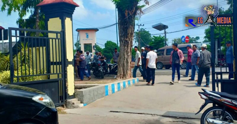 Sejumlah warga Desa Benangkah berada di area kantor Kecamatan Burneh.