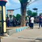 Sejumlah warga Desa Benangkah berada di area kantor Kecamatan Burneh.