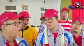 Tengah berbincang: Bupati Bangkalan (R. Abd. Latif Amin Imron).