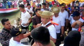 Bupati Sampang (H. Slamet Junaidi) bersama Forkopimda Sampang disambut antusias masyarakat saat hendak menaiki perahu.