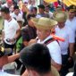 Bupati Sampang (H. Slamet Junaidi) bersama Forkopimda Sampang disambut antusias masyarakat saat hendak menaiki perahu.