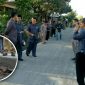 Ketua dan angggota Komisi III DPRD Kabupaten Blitar melakukan sidak dua proyek peningkatan jalan (cor beton) yang diduga bermasalah.