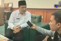 Sekdakab Sampang (Yuliadi Setiawan) saat diwawancara awak media.