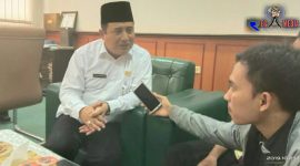 Sekdakab Sampang (Yuliadi Setiawan) saat diwawancara awak media.
