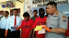 Konferensi Pers: Polres Sampang ungkap kasus dua pelaku pencurian Hp, tersangka bernisial SR dan MR.
