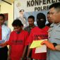 Konferensi Pers: Polres Sampang ungkap kasus dua pelaku pencurian Hp, tersangka bernisial SR dan MR.