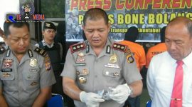 Kapolres Bone Bolango AKBP Suka Irawanto, S.I.K, M.Si saat konfrensi pers di dampingi Kasubbag Humas Polres Bonbol, IPTU Bagong Supardi dan Kasat Narkoba IPTU Temmy D Wuisan, SH (kemeja putih)