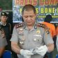 Kapolres Bone Bolango AKBP Suka Irawanto, S.I.K, M.Si saat konfrensi pers di dampingi Kasubbag Humas Polres Bonbol, IPTU Bagong Supardi dan Kasat Narkoba IPTU Temmy D Wuisan, SH (kemeja putih)