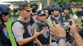 Kapolres Lumajang (AKBP. M. Arsal Sahban) dan Bupati Lumajang (Thoriqul Haq) saat diwawancara awak media.