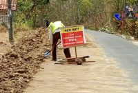 Salah satu pekerja tengah melakukan penutupan bekas galian pipa distribusi SPAM Sumber Payung.