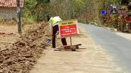 Salah satu pekerja tengah melakukan penutupan bekas galian pipa distribusi SPAM Sumber Payung.