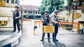 Terlihat sejumlah personel Tim Cobra Polres Lumajang tengah perketat penjagaan didepan pintu masuk Mapolres Lumajang.