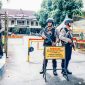 Terlihat sejumlah personel Tim Cobra Polres Lumajang tengah perketat penjagaan didepan pintu masuk Mapolres Lumajang.