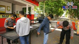 Beberapa personel polisi saat memeriksa dengan ketat para tamu yang berkunjung ke Markas Polda Gorontalo.