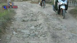Kondisi terkini jalan poros Desa Torjunan - Batuporo Barat, tampak pengendara yang melintas menghindari bebatuan.