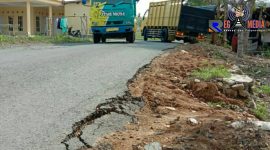 Kondisi jalan aspal dan bekas galian proyek pipa distribusi SPAM Sumber Payung, Robatal.