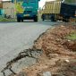Kondisi jalan aspal dan bekas galian proyek pipa distribusi SPAM Sumber Payung, Robatal.