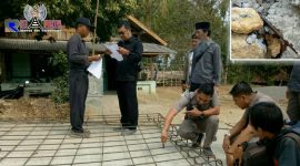 Ketua dan anggota Komisi III DPRD Kabupaten Blitar sudak proyek jalan cor beton di Desa Gunung Gede, Wonotirti, Blitar. 