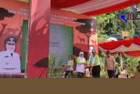 Gubernur Jawa Timur (Khofifah Indar Parawansah) memberikan penghargaan Proklim kepada Plt Walikota Blitar (Santoso).