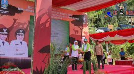 Gubernur Jawa Timur (Khofifah Indar Parawansah) memberikan penghargaan Proklim kepada Plt Walikota Blitar (Santoso).