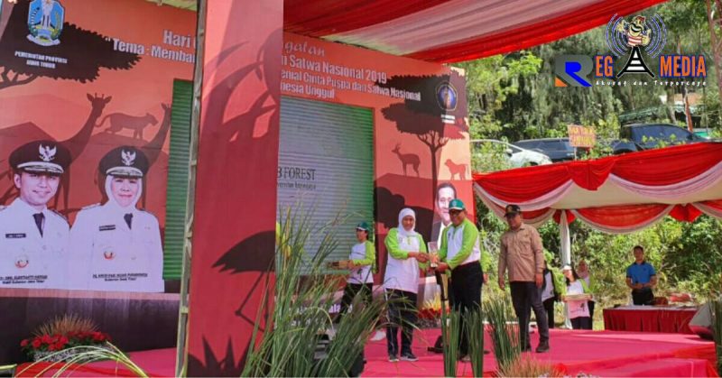 Gubernur Jawa Timur (Khofifah Indar Parawansah) memberikan penghargaan Proklim kepada Plt Walikota Blitar (Santoso).
