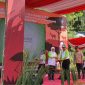 Gubernur Jawa Timur (Khofifah Indar Parawansah) memberikan penghargaan Proklim kepada Plt Walikota Blitar (Santoso).