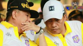 Wagub Gorontalo (DR. Drs. H. Idris Rahim, MM) berbincang dengan Kapolda Gorontalo (Brigjen Pol. Drs. Wahyu Widada, M.Phil) di acara Pencanangan HUT Provinsi Gorontalo.
