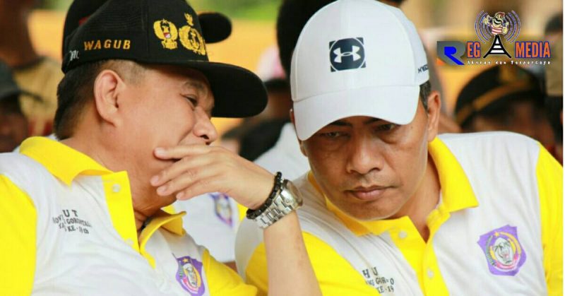Wagub Gorontalo (DR. Drs. H. Idris Rahim, MM) berbincang dengan Kapolda Gorontalo (Brigjen Pol. Drs. Wahyu Widada, M.Phil) di acara Pencanangan HUT Provinsi Gorontalo.