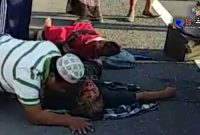 Dua korban kecelakaan terlihat tergelatak di tol Suramadu arah Madura.