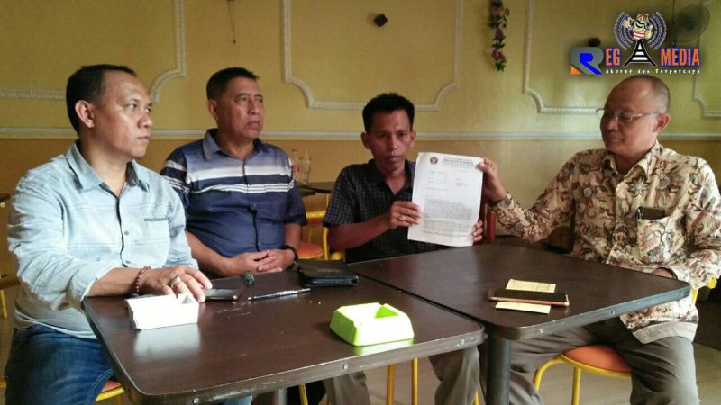 Perkara tukar guling tanah kas desa, Kepala Desa Bira Tengah (Martuli) didampingi tiga kuasa hukumnya.