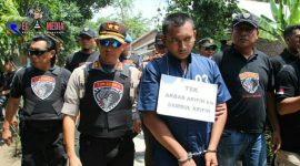 Rekonstruksi: Pelaku pembunuhan (Akbar) tusuk temannya usai pesta miras, hingga usus korban tercerai berai.