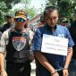 Rekonstruksi: Pelaku pembunuhan (Akbar) tusuk temannya usai pesta miras, hingga usus korban tercerai berai.
